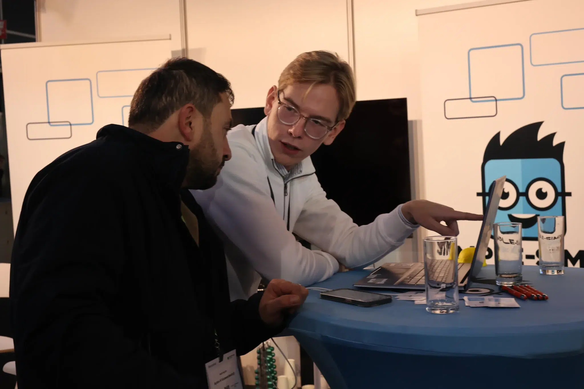 Monteur maakt kennis met software systeem Simple-Simon