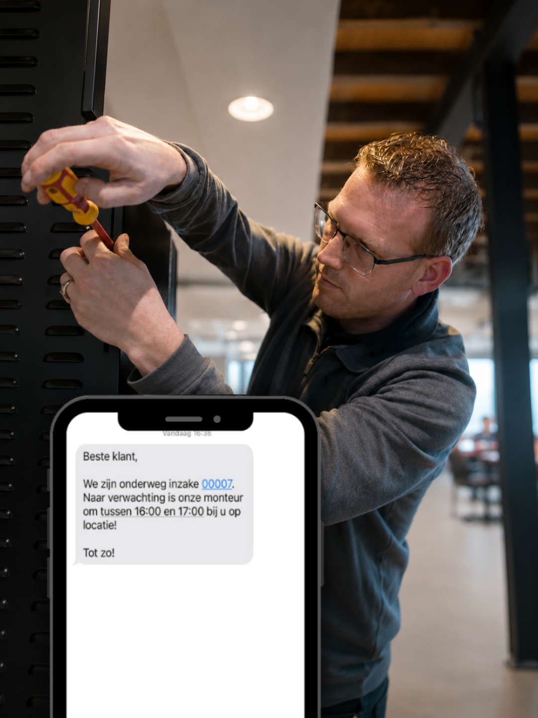 Monteur voert onderhoud uit terwijl de klant automatisch een sms ontvangt dat hij onderweg is.