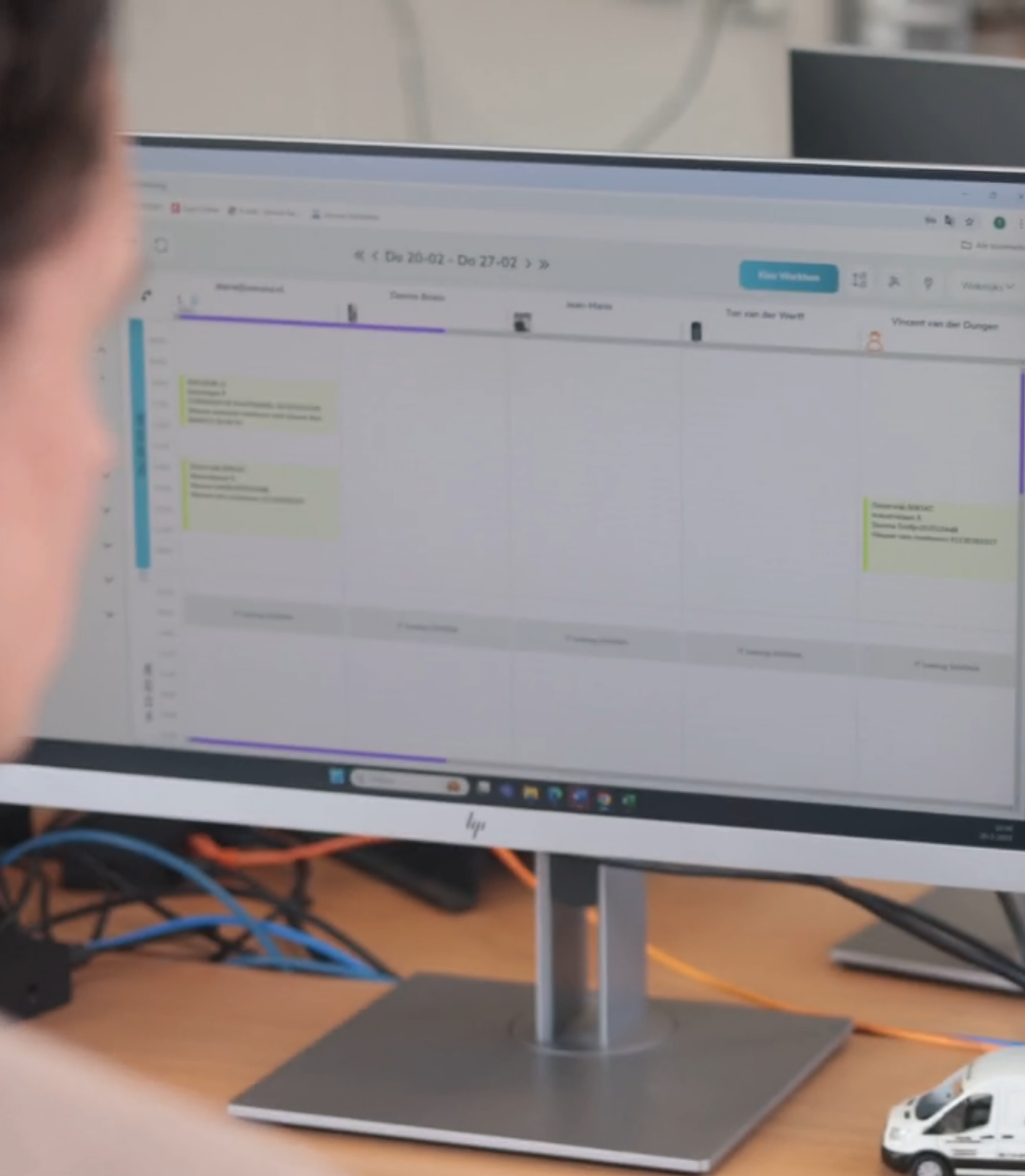 Planner bekijkt het digitale planbord van Simple-Simon om werkbonnen en monteurs in te plannen.