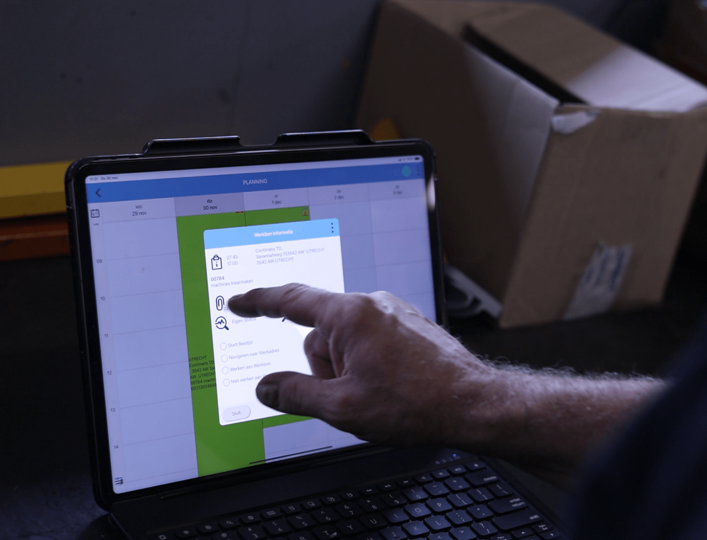 monteur klikt op tablet