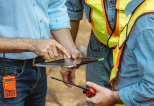werknemers die naar tablet kijken