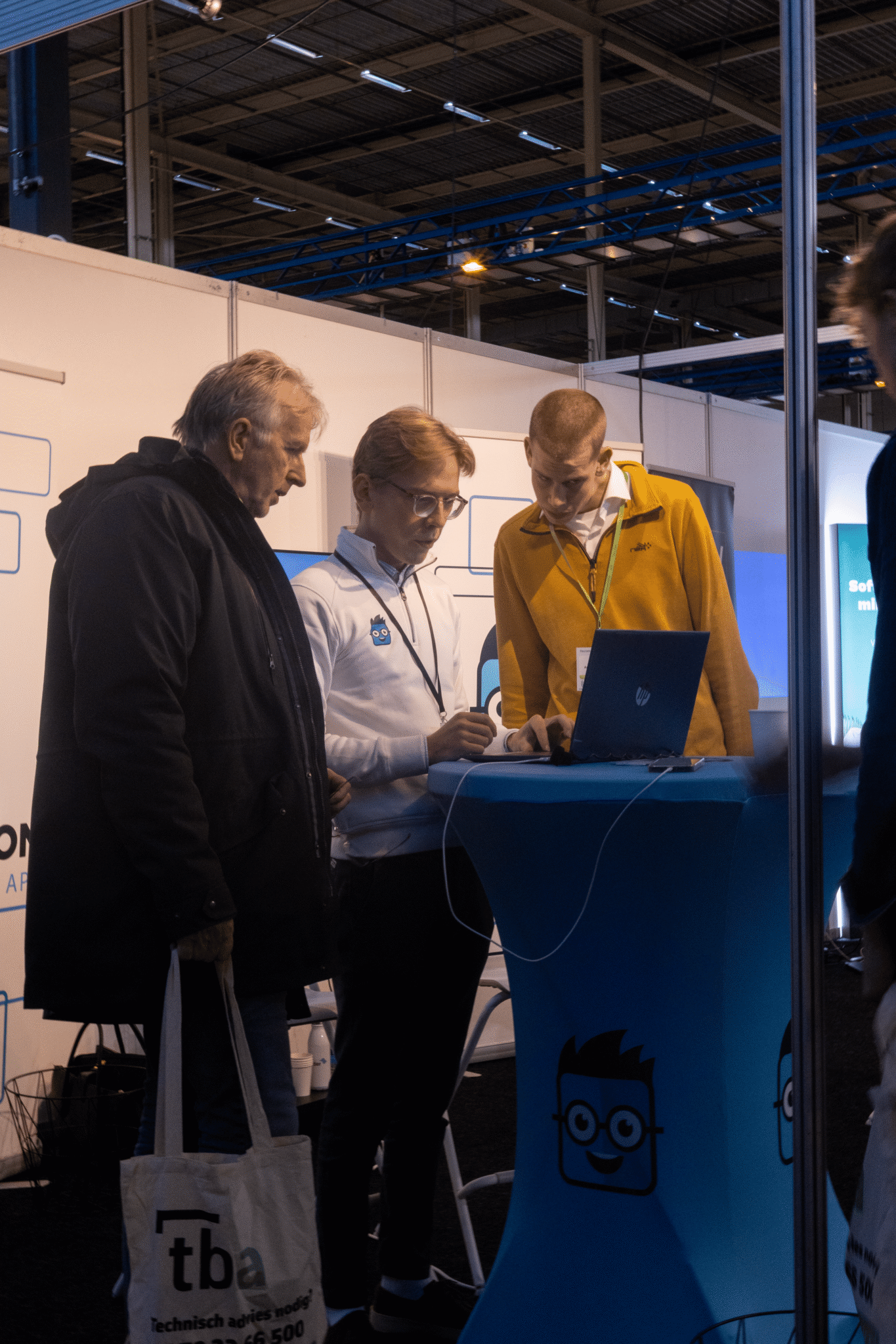 Simple-Simon medewerker geeft een live demo van de werkbon app aan bezoekers op een vakbeurs.