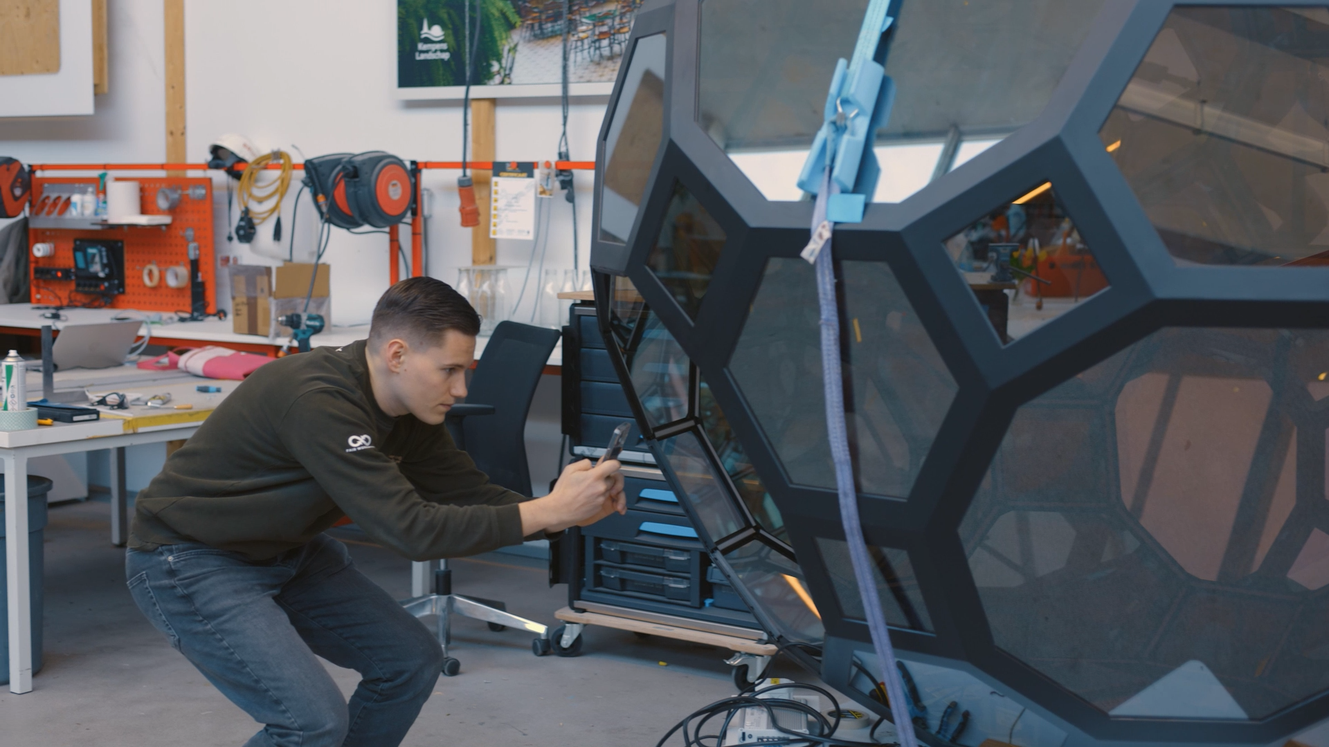 Monteur maakt met een smartphone een foto van een technische installatie voor digitale werkbonnen.