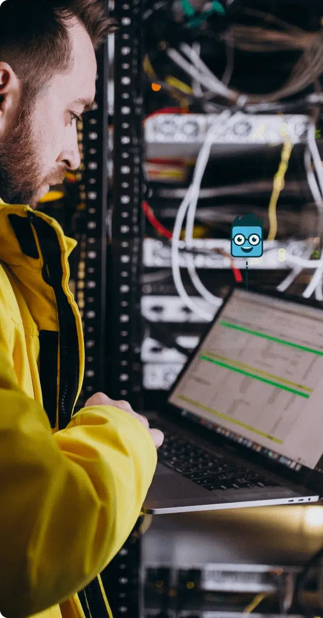 Monteur in werkkleding gebruikt de Simple-Simon app op laptop bij een serverkast