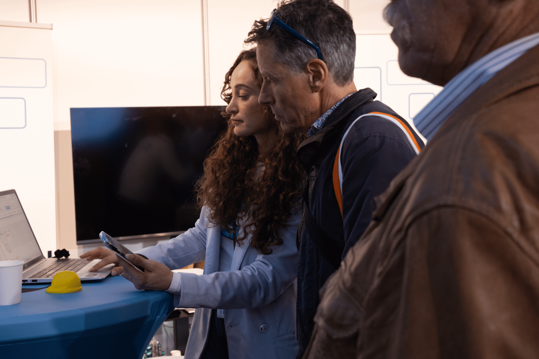 Bezoekers krijgen een live demonstratie van de Simple-Simon buitendienstsoftware op een vakbeurs.