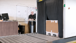 Goederenontvangst en logistieke registratie met werkbonsoftware in een magazijn.