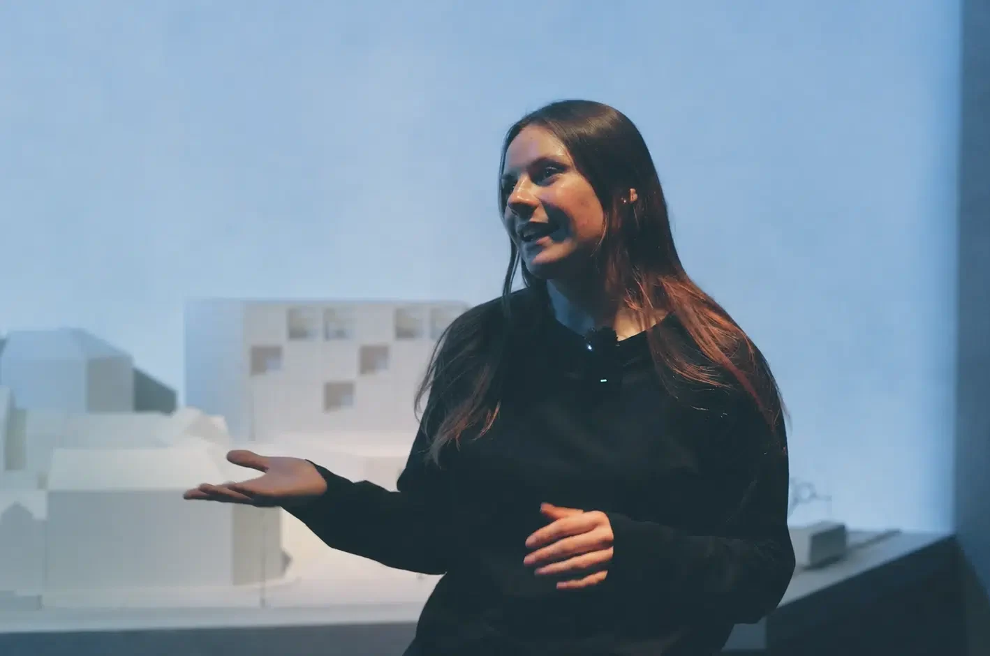 Vrouw geeft een presentatie tijdens een zakelijke bijeenkomst.