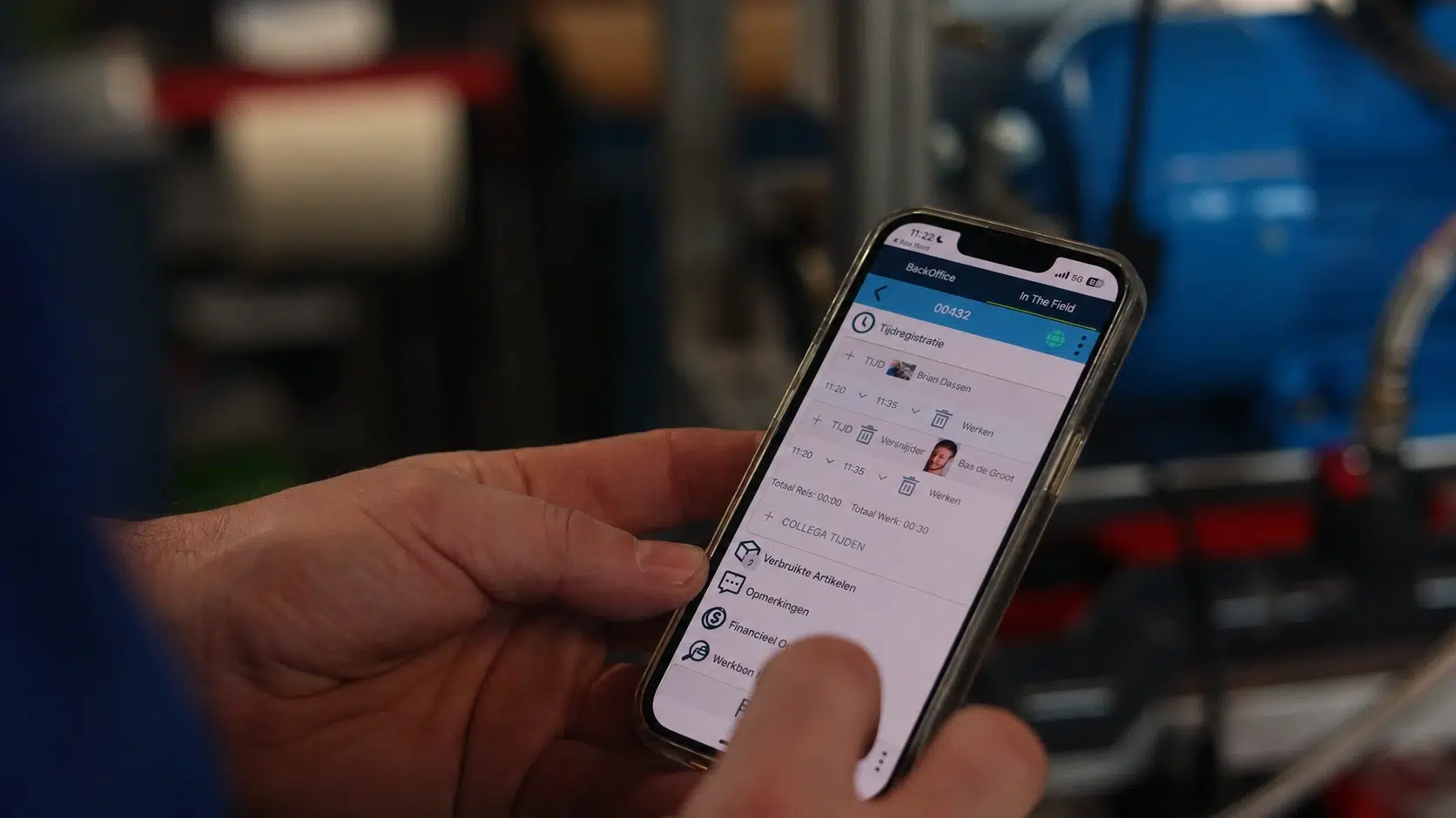 Monteur registreert gewerkte uren op een smartphone met de Simple-Simon app.