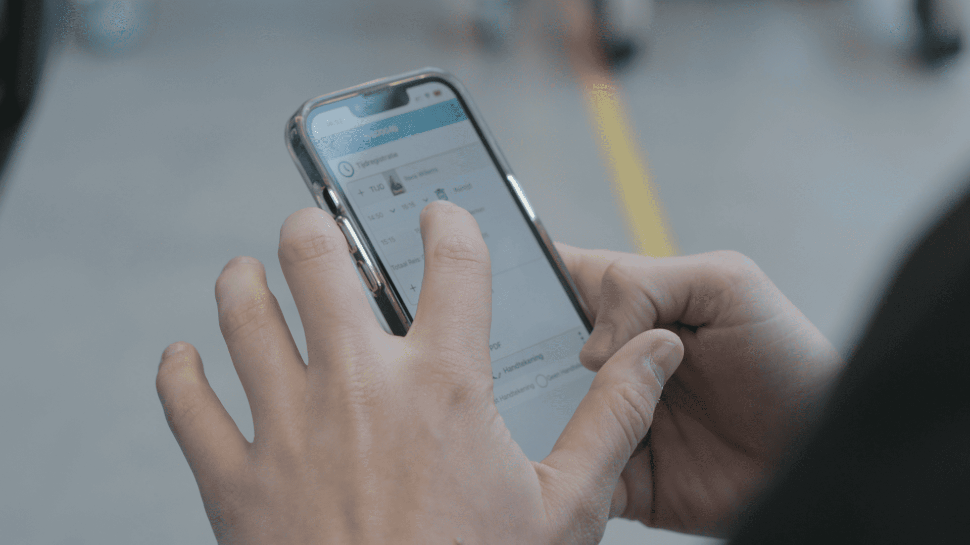 Monteur registreert gewerkte uren en werkzaamheden in de Simple-Simon werkbon app op een smartphone.