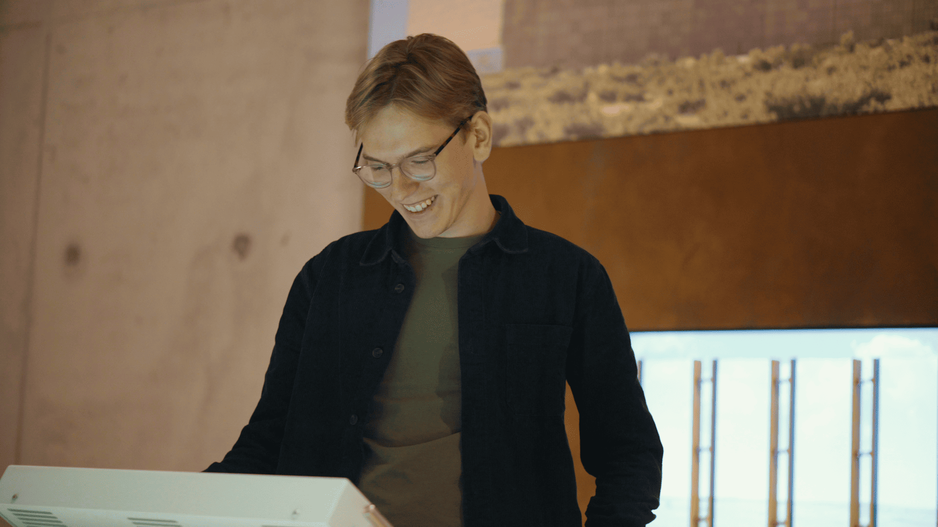Gebruiker werkt met de Simple-Simon software en bekijkt een digitale planning op een touchscreen.