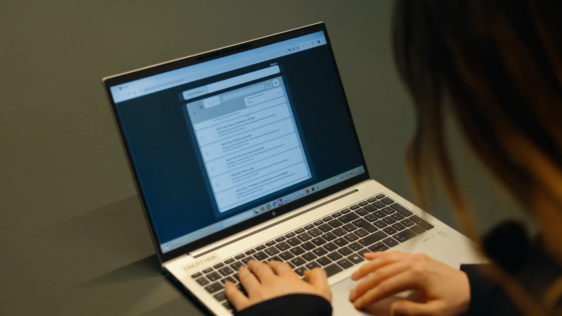 Medewerker werkt op een laptop met digitale software.